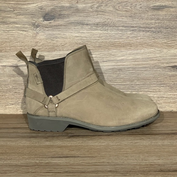teva chelsea boot